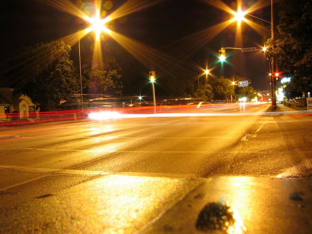 večerní provoz na osvětlené silnici.jpg